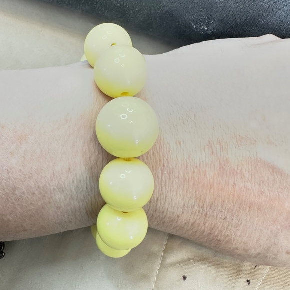 Buttery Yellow, Round, Tagua Nut Graduating Bead Stretchy Bracelet - Vintage - Picture 9 of 13